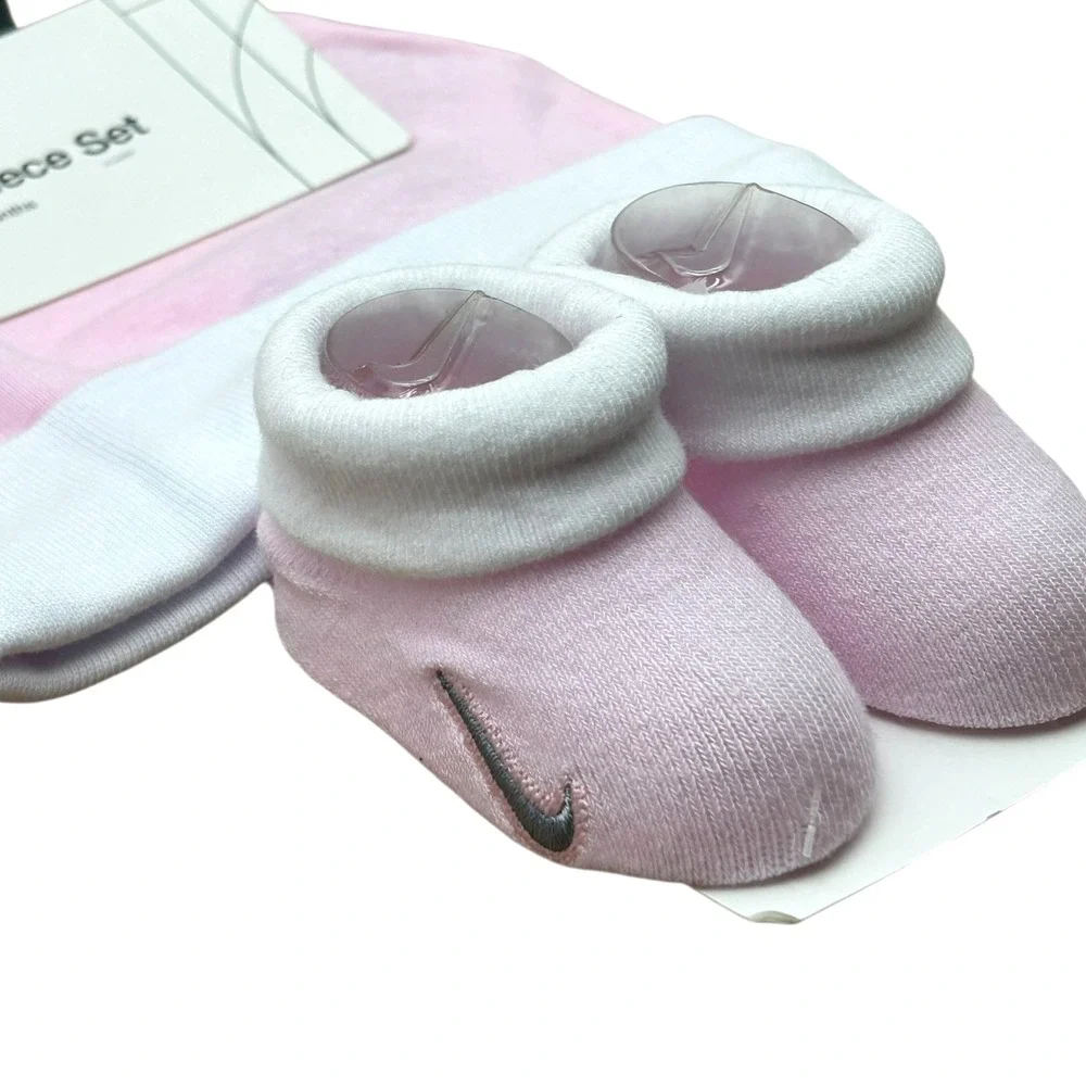 Nike Baby Girls 2-Piece Hat & Socks Set Size 0-6 Months‎ Pink White